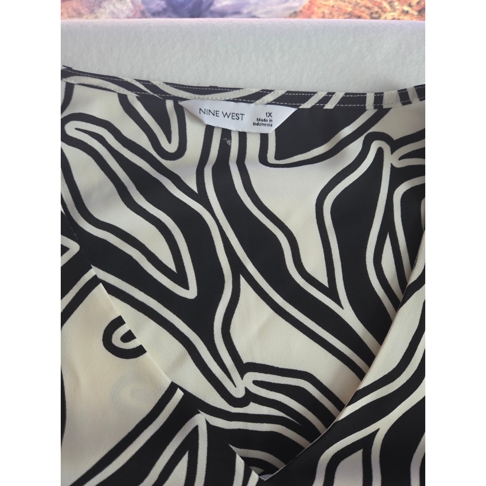 Nine West Sleeveless V-Neck Blouse Black Ivory Abstract Print Plus 1X NWT - Picture 3 of 8